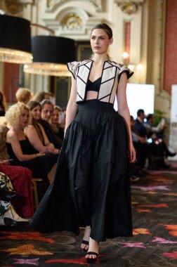 Madrid Moda Haftası sırasında Madrid Casino de Madrid 'de 6 Nisan 2025' te PASARELA ESPANOLA 'dan kreasyonlar sergilenmektedir.