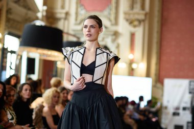 Madrid Moda Haftası sırasında Madrid Casino de Madrid 'de 6 Nisan 2025' te PASARELA ESPANOLA 'dan kreasyonlar sergilenmektedir.