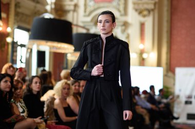 Madrid Moda Haftası sırasında Madrid Casino de Madrid 'de 6 Nisan 2025' te PASARELA ESPANOLA 'dan kreasyonlar sergilenmektedir.