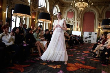 Madrid Moda Haftası sırasında Madrid Casino de Madrid 'de 6 Nisan 2025' te PASARELA ESPANOLA 'dan kreasyonlar sergilenmektedir.