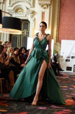 Madrid Moda Haftası sırasında Madrid Casino de Madrid 'de 6 Nisan 2025' te PASARELA ESPANOLA 'dan kreasyonlar sergilenmektedir.