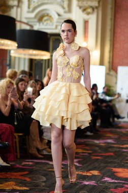 Madrid Moda Haftası sırasında Madrid Casino de Madrid 'de 6 Nisan 2025' te PASARELA ESPANOLA 'dan kreasyonlar sergilenmektedir.