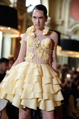 Madrid Moda Haftası sırasında Madrid Casino de Madrid 'de 6 Nisan 2025' te PASARELA ESPANOLA 'dan kreasyonlar sergilenmektedir.