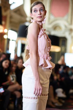 Madrid Moda Haftası sırasında Madrid Casino de Madrid 'de 6 Nisan 2025' te PASARELA ESPANOLA 'dan kreasyonlar sergilenmektedir.