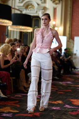 Madrid Moda Haftası sırasında Madrid Casino de Madrid 'de 6 Nisan 2025' te PASARELA ESPANOLA 'dan kreasyonlar sergilenmektedir.