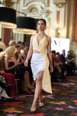 Madrid Moda Haftası sırasında Madrid Casino de Madrid 'de 6 Nisan 2025' te PASARELA ESPANOLA 'dan kreasyonlar sergilenmektedir.