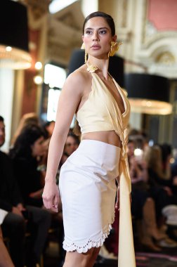 Madrid Moda Haftası sırasında Madrid Casino de Madrid 'de 6 Nisan 2025' te PASARELA ESPANOLA 'dan kreasyonlar sergilenmektedir.