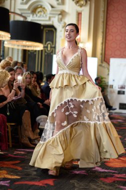 Madrid Moda Haftası sırasında Madrid Casino de Madrid 'de 6 Nisan 2025' te PASARELA ESPANOLA 'dan kreasyonlar sergilenmektedir.