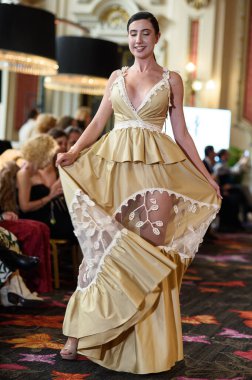 Madrid Moda Haftası sırasında Madrid Casino de Madrid 'de 6 Nisan 2025' te PASARELA ESPANOLA 'dan kreasyonlar sergilenmektedir.