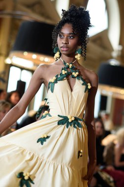 Madrid Moda Haftası sırasında Madrid Casino de Madrid 'de 6 Nisan 2025' te PASARELA ESPANOLA 'dan kreasyonlar sergilenmektedir.