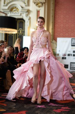 Madrid Moda Haftası sırasında Madrid Casino de Madrid 'de 6 Nisan 2025' te PASARELA ESPANOLA 'dan kreasyonlar sergilenmektedir.