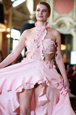 Madrid Moda Haftası sırasında Madrid Casino de Madrid 'de 6 Nisan 2025' te PASARELA ESPANOLA 'dan kreasyonlar sergilenmektedir.