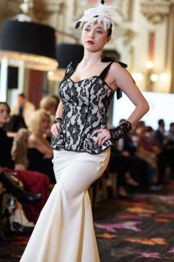 Madrid Moda Haftası sırasında Madrid Casino de Madrid 'de 6 Nisan 2025' te PASARELA ESPANOLA 'dan kreasyonlar sergilenmektedir.