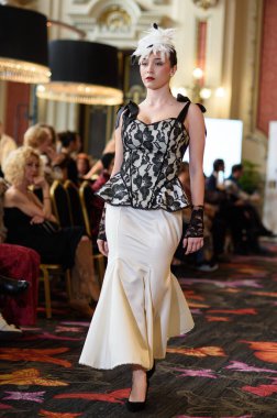 Madrid Moda Haftası sırasında Madrid Casino de Madrid 'de 6 Nisan 2025' te PASARELA ESPANOLA 'dan kreasyonlar sergilenmektedir.