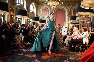 Madrid Moda Haftası sırasında Madrid Casino de Madrid 'de 6 Nisan 2025' te PASARELA ESPANOLA 'dan kreasyonlar sergilenmektedir.