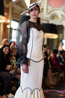 Madrid Moda Haftası sırasında Madrid Casino de Madrid 'de 6 Nisan 2025' te PASARELA ESPANOLA 'dan kreasyonlar sergilenmektedir.