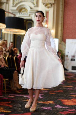 Madrid Moda Haftası sırasında Madrid Casino de Madrid 'de 6 Nisan 2025' te PASARELA ESPANOLA 'dan kreasyonlar sergilenmektedir.