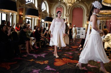 Madrid Moda Haftası sırasında Madrid Casino de Madrid 'de 6 Nisan 2025' te PASARELA ESPANOLA 'dan kreasyonlar sergilenmektedir.