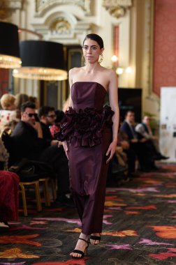 Madrid Moda Haftası sırasında Madrid Casino de Madrid 'de 6 Nisan 2025' te PASARELA ESPANOLA 'dan kreasyonlar sergilenmektedir.