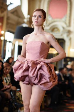 Madrid Moda Haftası sırasında Madrid Casino de Madrid 'de 6 Nisan 2025' te PASARELA ESPANOLA 'dan kreasyonlar sergilenmektedir.