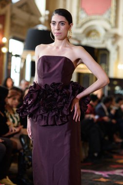 Madrid Moda Haftası sırasında Madrid Casino de Madrid 'de 6 Nisan 2025' te PASARELA ESPANOLA 'dan kreasyonlar sergilenmektedir.