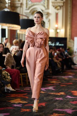 Madrid Moda Haftası sırasında Madrid Casino de Madrid 'de 6 Nisan 2025' te PASARELA ESPANOLA 'dan kreasyonlar sergilenmektedir.