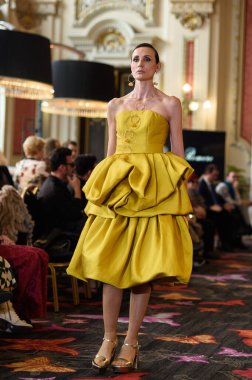 Madrid Moda Haftası sırasında Madrid Casino de Madrid 'de 6 Nisan 2025' te PASARELA ESPANOLA 'dan kreasyonlar sergilenmektedir.