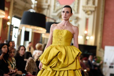 Madrid Moda Haftası sırasında Madrid Casino de Madrid 'de 6 Nisan 2025' te PASARELA ESPANOLA 'dan kreasyonlar sergilenmektedir.
