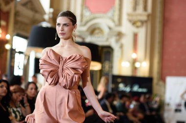 Madrid Moda Haftası sırasında Madrid Casino de Madrid 'de 6 Nisan 2025' te PASARELA ESPANOLA 'dan kreasyonlar sergilenmektedir.