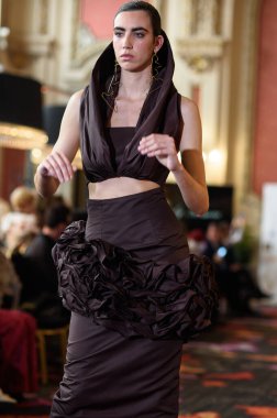 Madrid Moda Haftası sırasında Madrid Casino de Madrid 'de 6 Nisan 2025' te PASARELA ESPANOLA 'dan kreasyonlar sergilenmektedir.