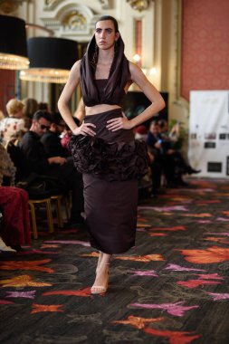 Madrid Moda Haftası sırasında Madrid Casino de Madrid 'de 6 Nisan 2025' te PASARELA ESPANOLA 'dan kreasyonlar sergilenmektedir.