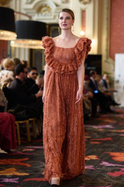 Madrid Moda Haftası sırasında Madrid Casino de Madrid 'de 6 Nisan 2025' te PASARELA ESPANOLA 'dan kreasyonlar sergilenmektedir.