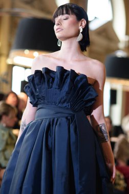 Madrid Moda Haftası sırasında Madrid Casino de Madrid 'de 6 Nisan 2025' te PASARELA ESPANOLA 'dan kreasyonlar sergilenmektedir.