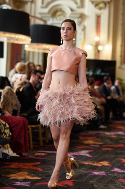 Madrid Moda Haftası sırasında Madrid Casino de Madrid 'de 6 Nisan 2025' te PASARELA ESPANOLA 'dan kreasyonlar sergilenmektedir.