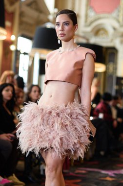 Madrid Moda Haftası sırasında Madrid Casino de Madrid 'de 6 Nisan 2025' te PASARELA ESPANOLA 'dan kreasyonlar sergilenmektedir.