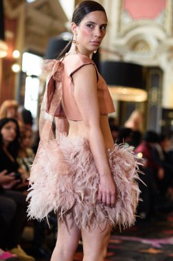 Madrid Moda Haftası sırasında Madrid Casino de Madrid 'de 6 Nisan 2025' te PASARELA ESPANOLA 'dan kreasyonlar sergilenmektedir.