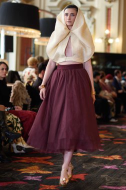 Madrid Moda Haftası sırasında Madrid Casino de Madrid 'de 6 Nisan 2025' te PASARELA ESPANOLA 'dan kreasyonlar sergilenmektedir.