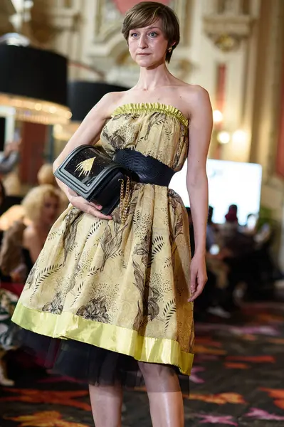 Madrid Moda Haftası sırasında Madrid Casino de Madrid 'de 6 Nisan 2025' te PASARELA ESPANOLA 'dan kreasyonlar sergilenmektedir.