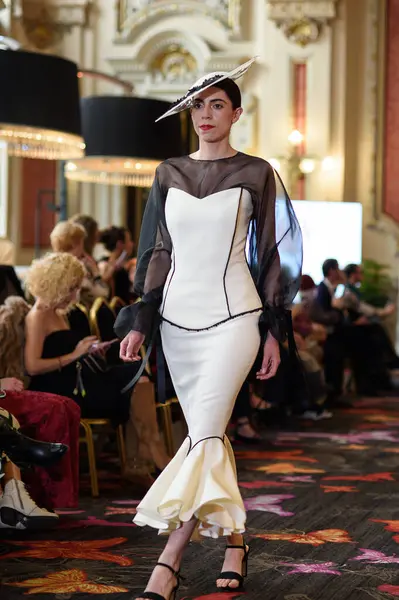 Madrid Moda Haftası sırasında Madrid Casino de Madrid 'de 6 Nisan 2025' te PASARELA ESPANOLA 'dan kreasyonlar sergilenmektedir.
