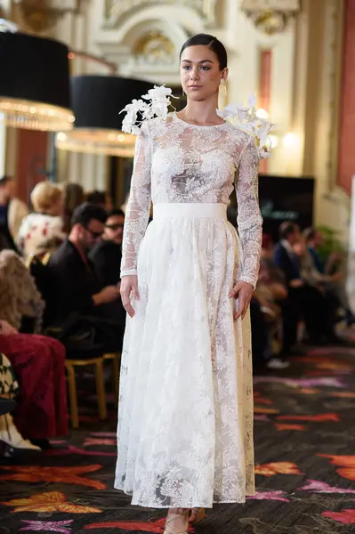 Madrid Moda Haftası sırasında Madrid Casino de Madrid 'de 6 Nisan 2025' te PASARELA ESPANOLA 'dan kreasyonlar sergilenmektedir.