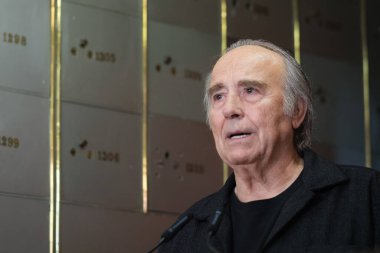 Şarkıcı söz yazarı Joan Manuel Serrat, 10 Nisan 2025 tarihinde İspanya 'nın Madrid şehrinde Cervantes Enstitüsü' nde düzenlenen bir anma töreninde. 