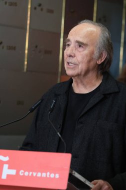 Şarkıcı söz yazarı Joan Manuel Serrat, 10 Nisan 2025 tarihinde İspanya 'nın Madrid şehrinde Cervantes Enstitüsü' nde düzenlenen bir anma töreninde. 