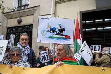 ABD 'nin 12 Nisan 2025' te Madrid 'deki ABD Büyükelçiliği önünde gerçekleştirilen Filistin halkının soykırımına karıştığını kınayan protestoya katılanlar