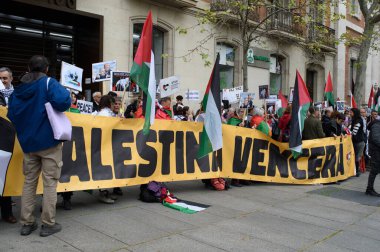 ABD 'nin 12 Nisan 2025' te Madrid 'deki ABD Büyükelçiliği önünde gerçekleştirilen Filistin halkının soykırımına karıştığını kınayan protestoya katılanlar