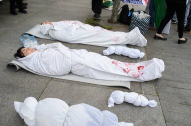 ABD 'nin 12 Nisan 2025' te Madrid 'deki ABD Büyükelçiliği önünde gerçekleştirilen Filistin halkının soykırımına karıştığını kınayan protestoya katılanlar