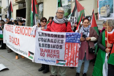 ABD 'nin 12 Nisan 2025' te Madrid 'deki ABD Büyükelçiliği önünde gerçekleştirilen Filistin halkının soykırımına karıştığını kınayan protestoya katılanlar