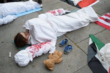 ABD 'nin 12 Nisan 2025' te Madrid 'deki ABD Büyükelçiliği önünde gerçekleştirilen Filistin halkının soykırımına karıştığını kınayan protestoya katılanlar