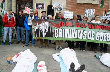 ABD 'nin 12 Nisan 2025' te Madrid 'deki ABD Büyükelçiliği önünde gerçekleştirilen Filistin halkının soykırımına karıştığını kınayan protestoya katılanlar