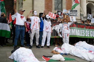 ABD 'nin 12 Nisan 2025' te Madrid 'deki ABD Büyükelçiliği önünde gerçekleştirilen Filistin halkının soykırımına karıştığını kınayan protestoya katılanlar