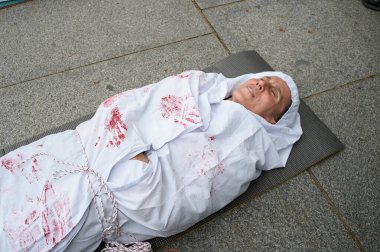 ABD 'nin 12 Nisan 2025' te Madrid 'deki ABD Büyükelçiliği önünde gerçekleştirilen Filistin halkının soykırımına karıştığını kınayan protestoya katılanlar